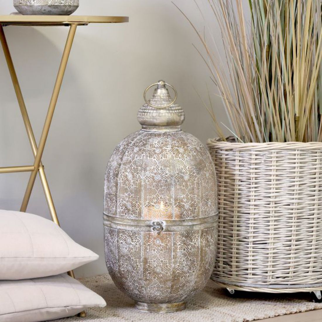 Žibintas su raštu sendinto žalvario spalvos