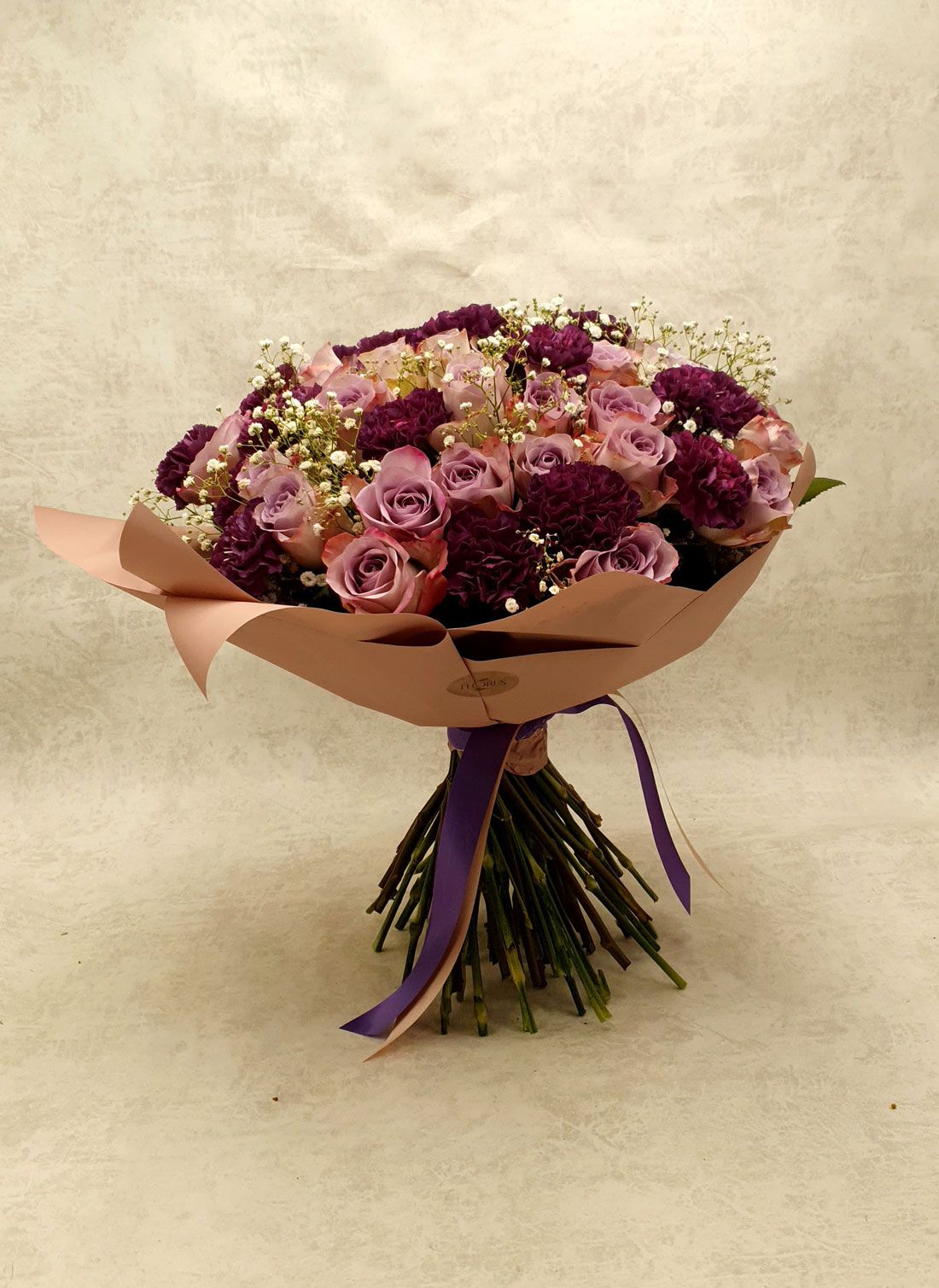 Violetinių rožių ir gvazdikų puokštė