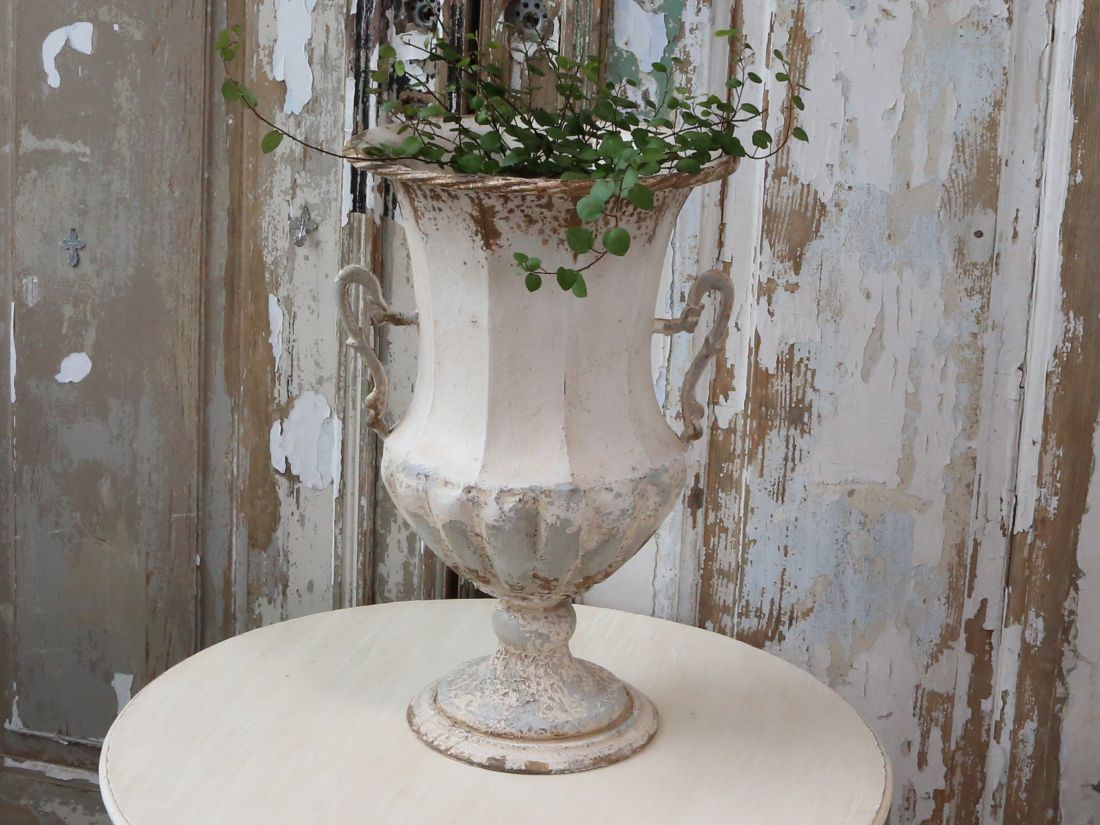 Prancūziško stiliaus balinto metalo aukšta vaza