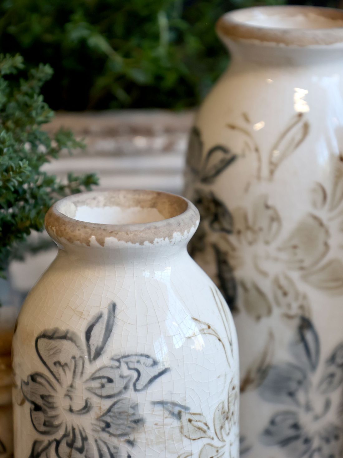 Sendintas kremo spalvos Croix butelis gėlėms