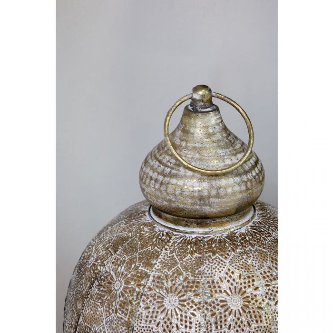 Žibintas su raštu sendinto žalvario spalvos