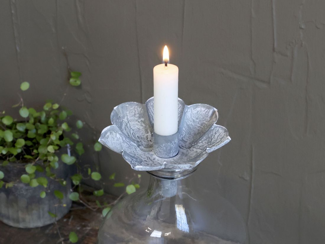 Žvakidė su gėle sendintas cinkas