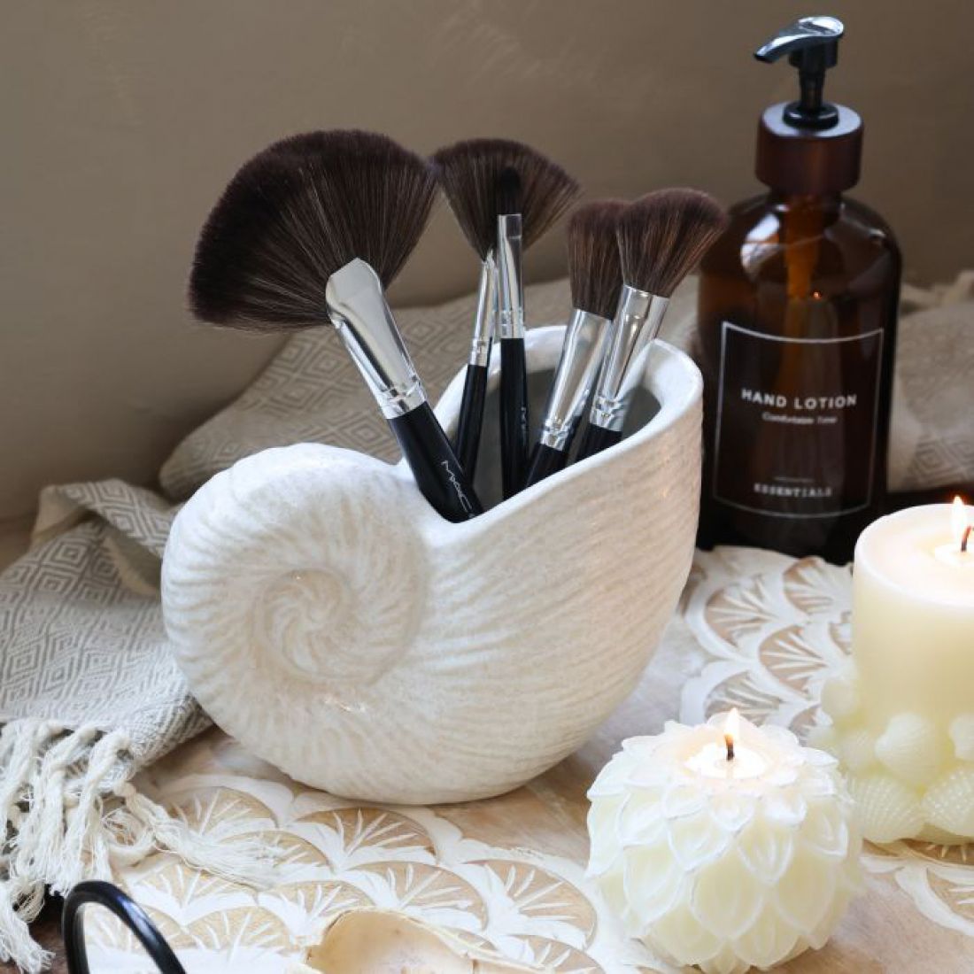 Vaza kriauklė 2 sendinto kremo spalvos