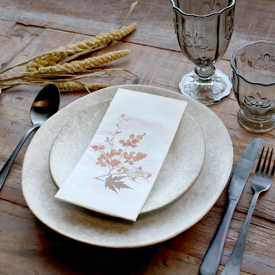 Servietėlė su šakelėmis ir lapais