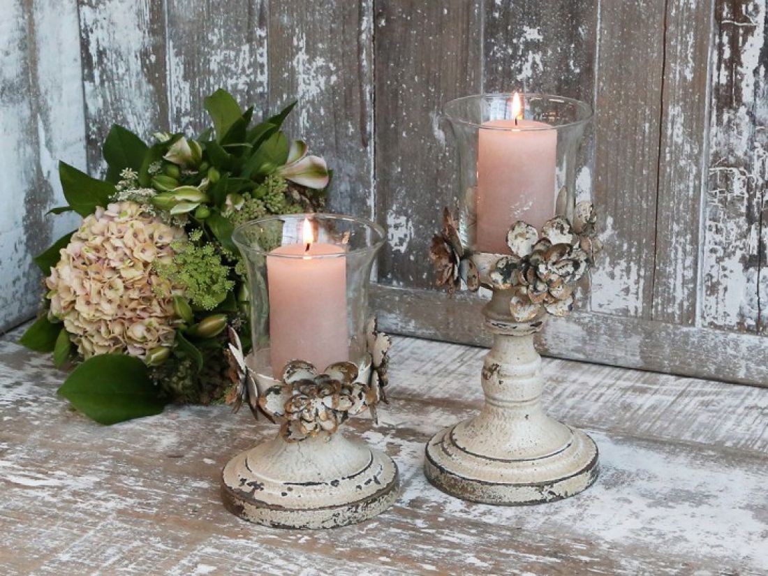 Žvakidė sendinta su gėlių dekoracija