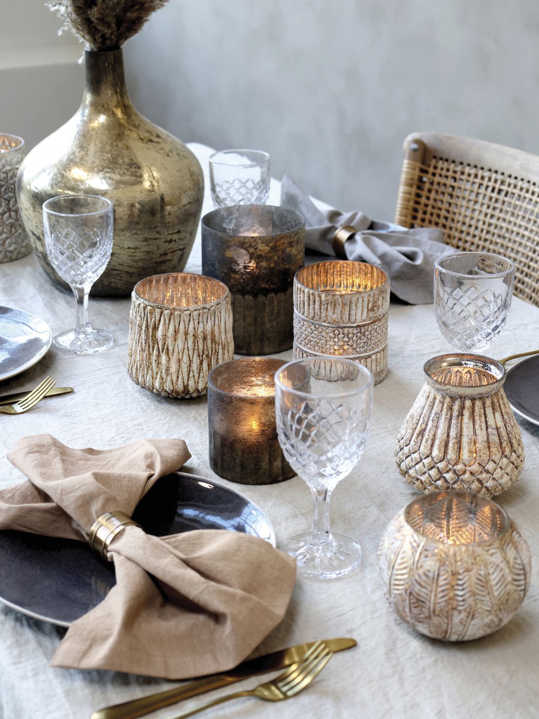 Sendinto aukso stiko vaza