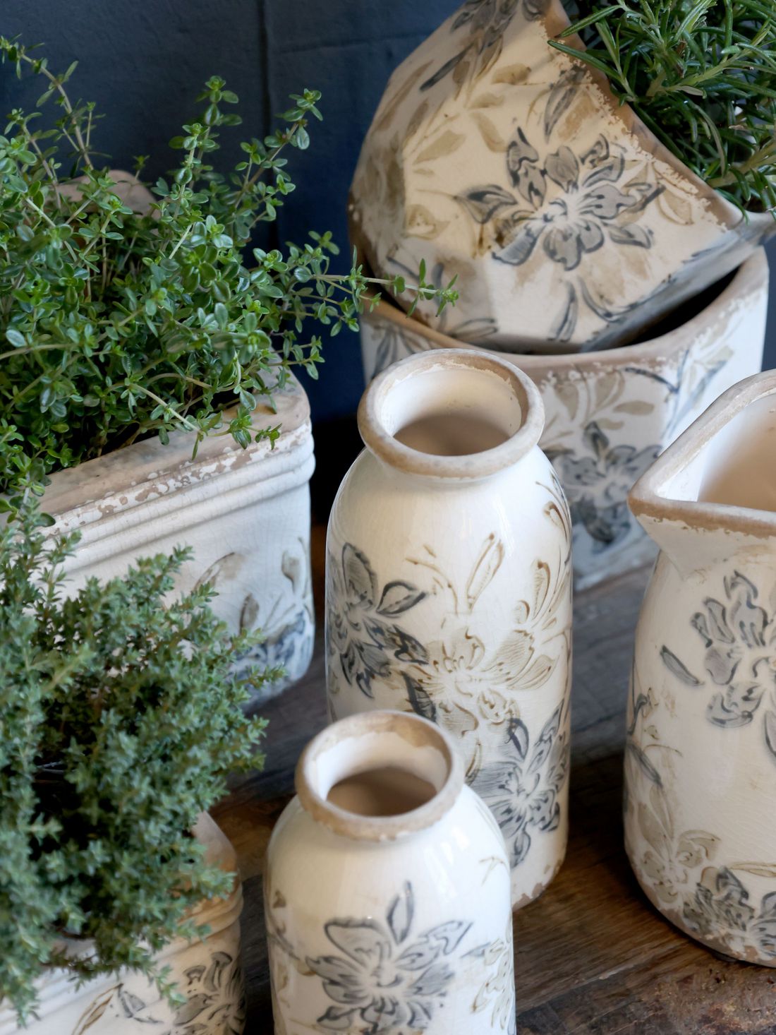 Sendintas kremo spalvos Croix butelis gėlėms