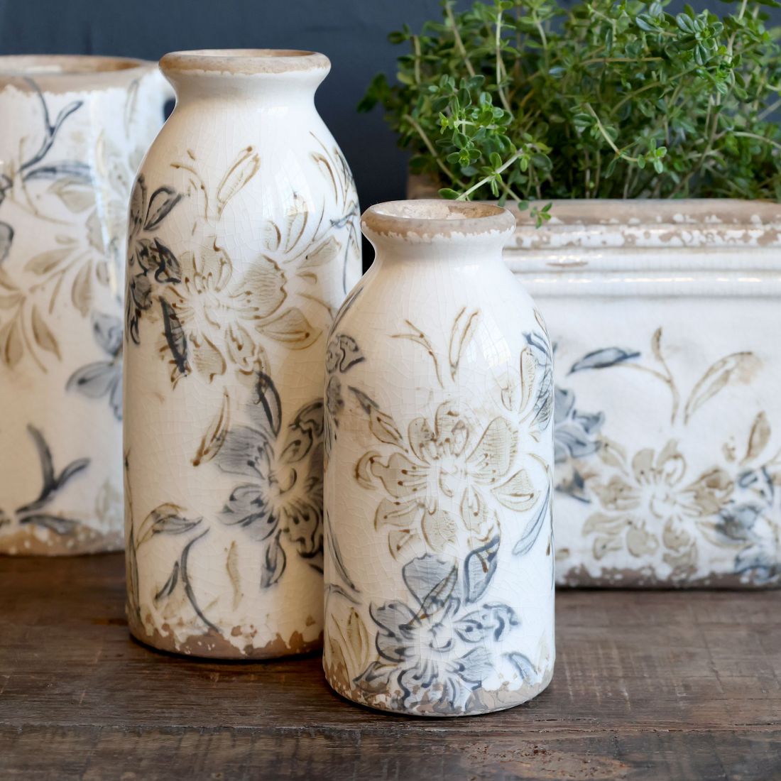 Sendintas kremo spalvos Croix butelis gėlėms